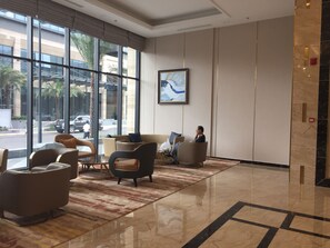 Área de estar no saguão