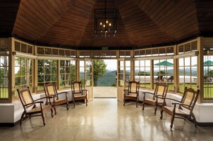 Simpson's Bungalow Room- Mountain View | Zona de estar | Televisión LED de 42 pulgadas con canales por satélite, una televisión