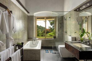 Simpson's Bungalow Room- Mountain View | Bathroom | Shower, rainfall showerhead, eco-friendly toiletries, hair dryer - Simpson's Forest Hotel (Wattegama)