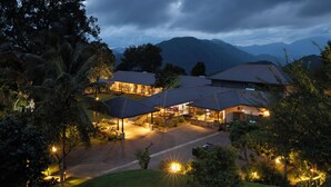 Front of property - Simpson's Forest Hotel (Wattegama)
