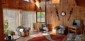 Comfort House, 2 Bedrooms, Private Bathroom | Living area | Flat-screen TV, fireplace, DVD player - Parque Los Arrayanes & Salon de Eventos (Villarrica)