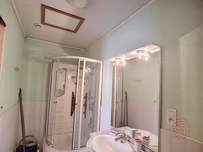 Bathroom - Charming F2 Apt with Terrace, Near Thermal Spa & Heart of Town, Pets Welcome (Lamalou-les-Bains)