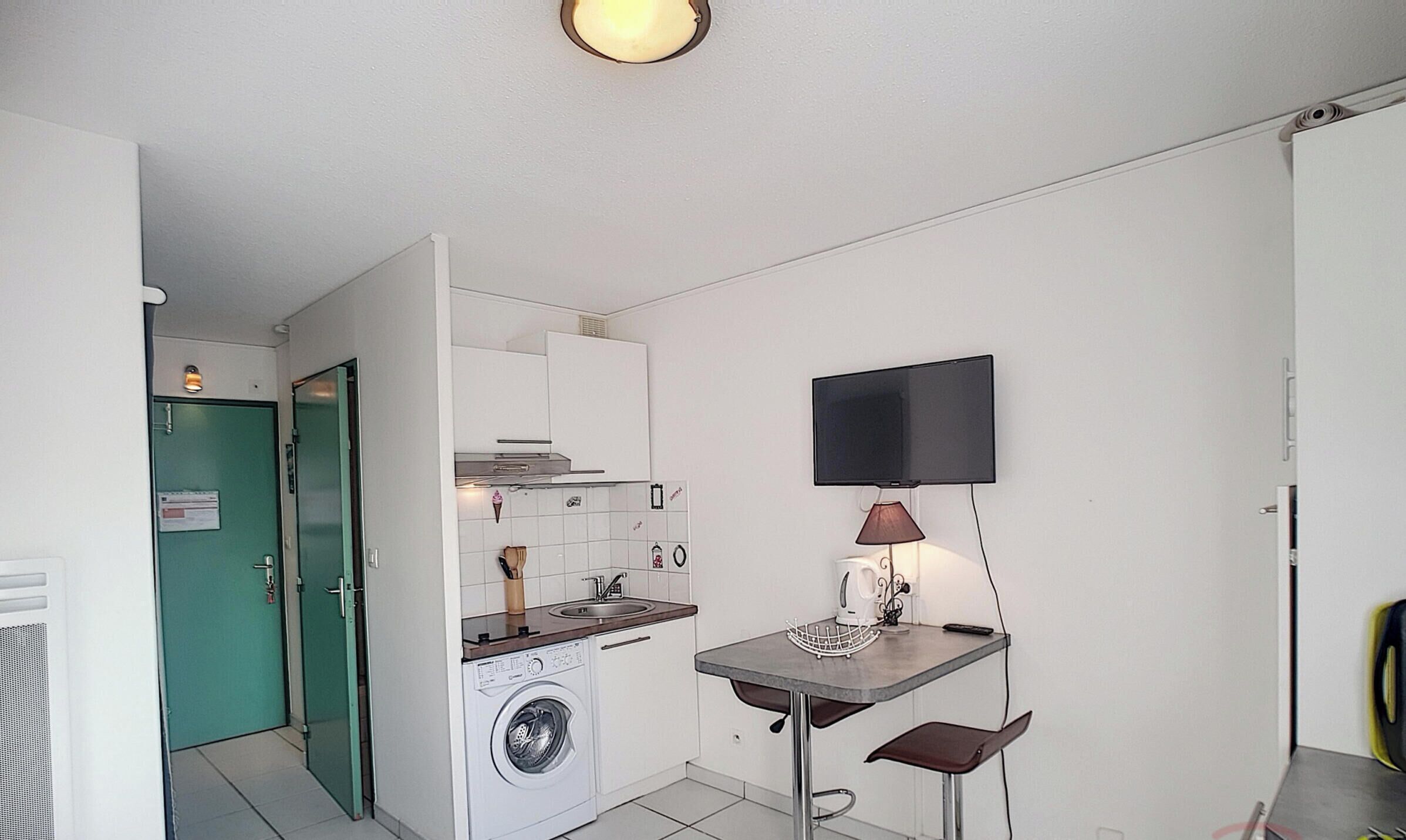 Coffee/tea maker, fridge, microwave, stovetop