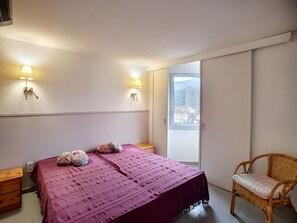 1 bedroom, travel cot, free WiFi - Cozy F2 Apartment, A/C, Terrace, Near Thermes & Park, Pet-Friendly, Lamalou-les-Bains (Lamalou-les-Bains)