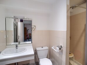 Hair dryer - Cozy F2 Apartment, A/C, Terrace, Near Thermes & Park, Pet-Friendly, Lamalou-les-Bains (Lamalou-les-Bains)