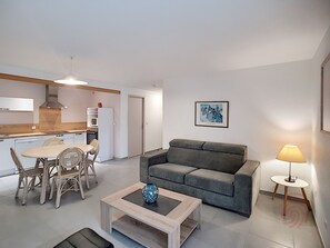 TV - Cozy F2 Apartment, A/C, Terrace, Near Thermes & Park, Pet-Friendly, Lamalou-les-Bains (Lamalou-les-Bains)