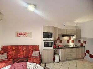 Fridge, microwave, oven, stovetop - Beautiful AC 1BR Apartment 400m from Center, WiFi, Pets Allowed (Lamalou-les-Bains)
