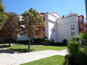 Un immeuble portant une enseigne indiquant « RÉSIDENCE PLEIN SOLEIL », ce qui signifie qu’il s’agit d’un immeuble d’habitation.