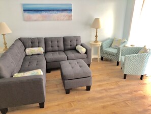 Una Smart TV, un reproductor de DVD, libros