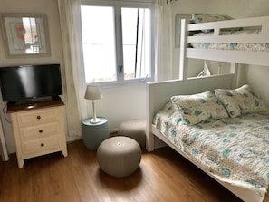 4 bedrooms, iron/ironing board, free WiFi