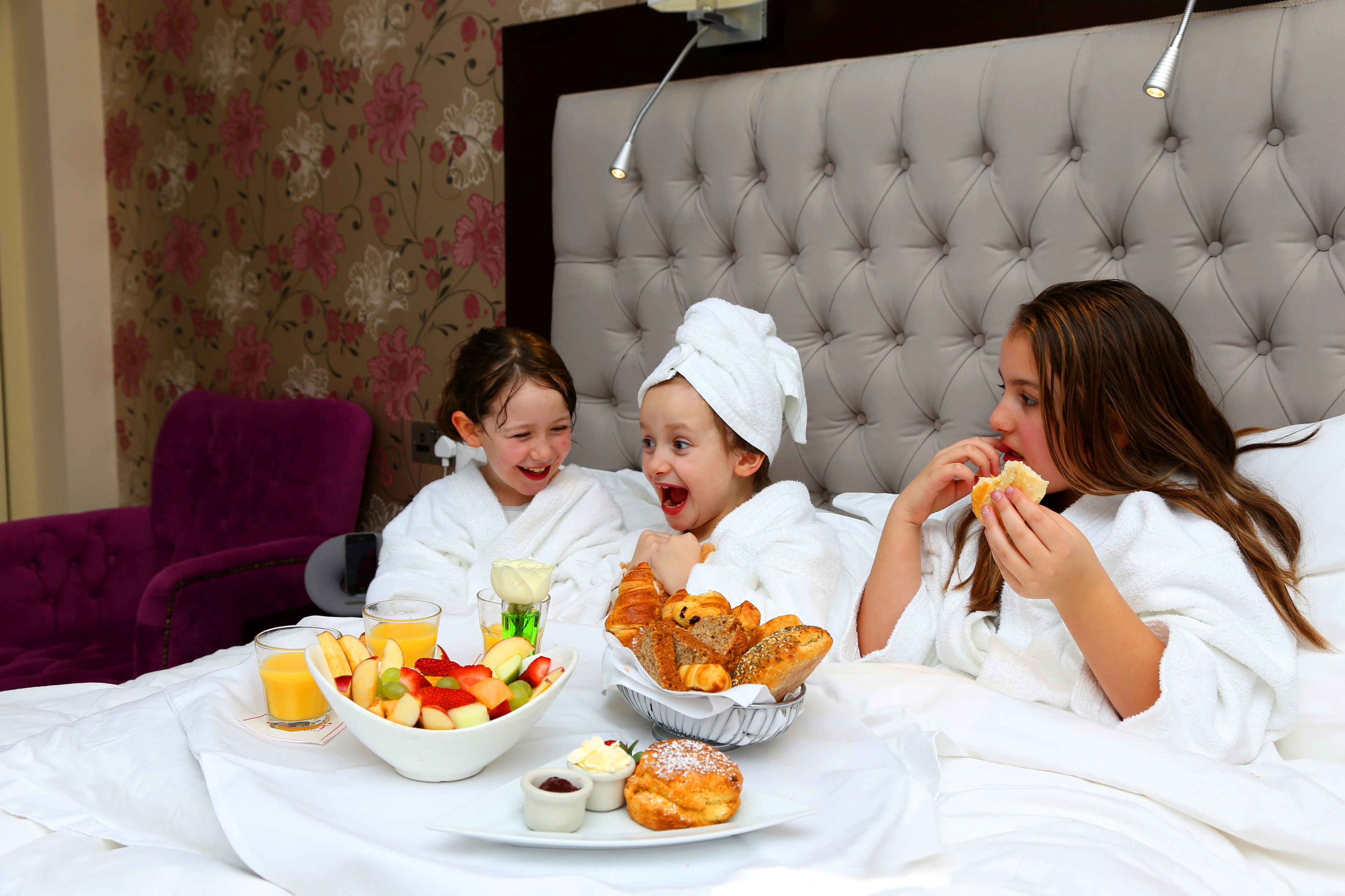 Habitación triple Deluxe, varias camas, con acceso para personas discapacitadas | Sábanas de algodón egipcio y ropa de cama de alta calidad 