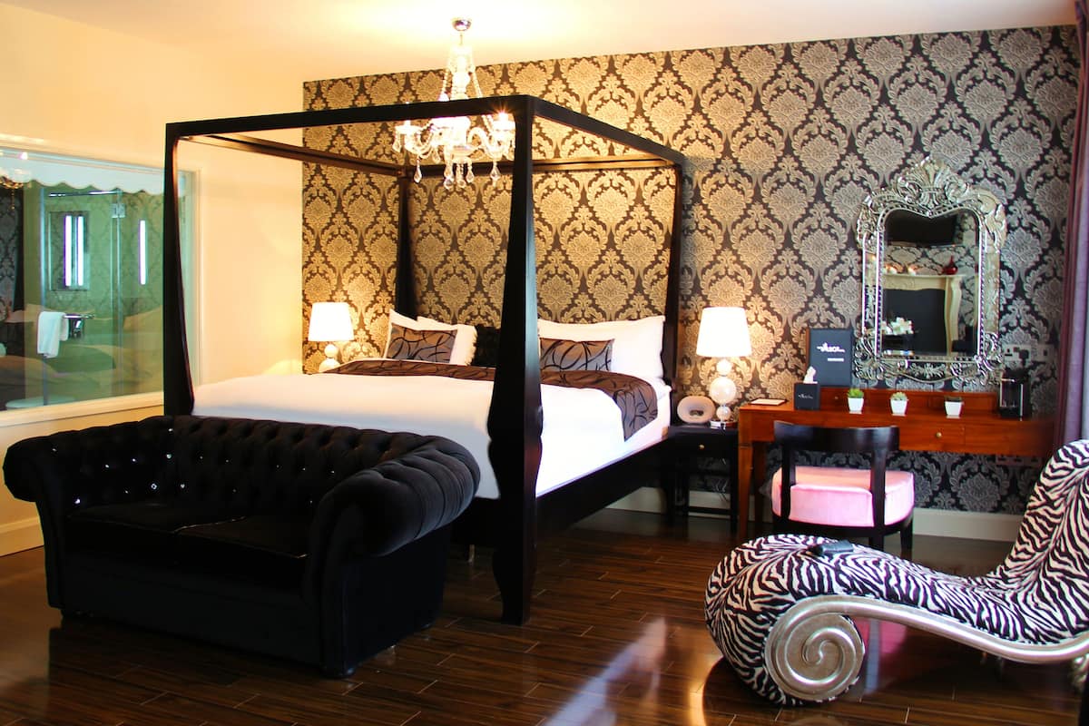 Luxury Studio Suite, 1 King Bed, Non Smoking | Egyptian cotton sheets, premium bedding, pillowtop beds, in-room safe