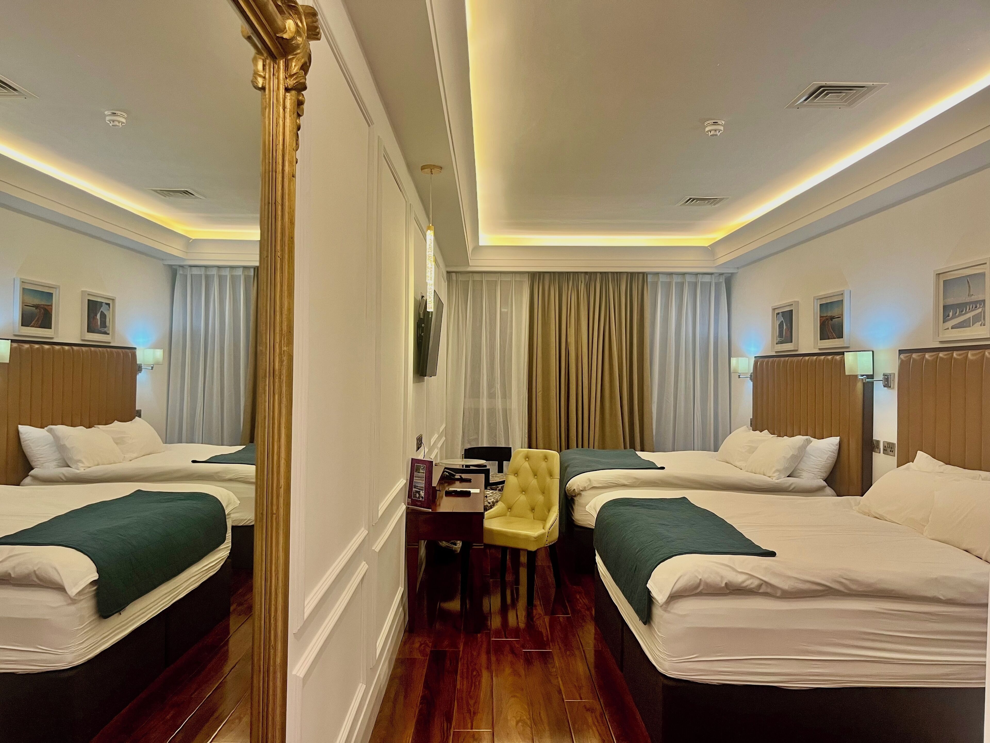 华丽四人房 | 埃及棉床单、高档床上用品、加厚床垫、客房内保险箱