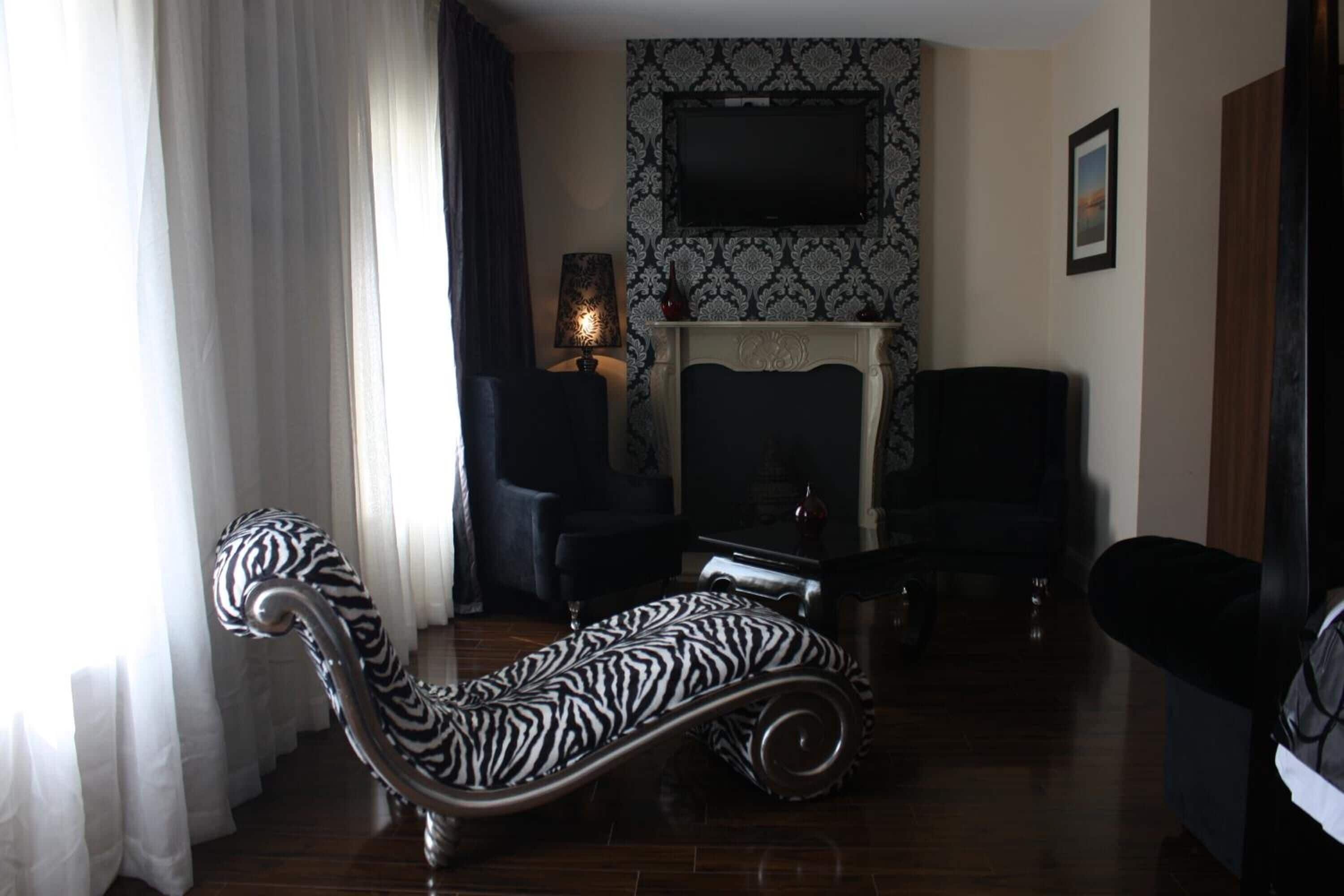 Suite monolocale Luxury, 1 letto king, non fumatori | Soggiorno | TV LCD, docking station per iPod