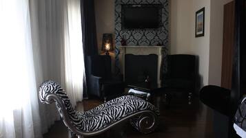 Luxury Studio Suite, 1 King Bed, Non Smoking | Living room