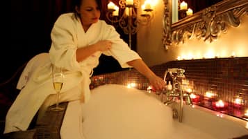 Luxury Studio Suite, 1 King Bed, Non Smoking | Egyptian cotton sheets, premium bedding, pillowtop beds, in-room safe