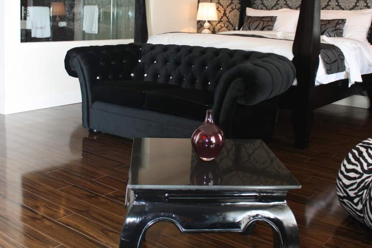 Luxury Studio Suite, 1 King Bed, Non Smoking | Egyptian cotton sheets, premium bedding, pillowtop beds, in-room safe