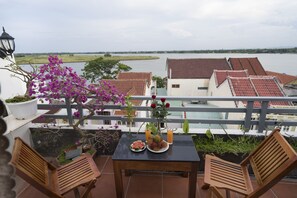  Deluxe King Room | Balcony - Lantern Riverside Hoi An (Da Nang)