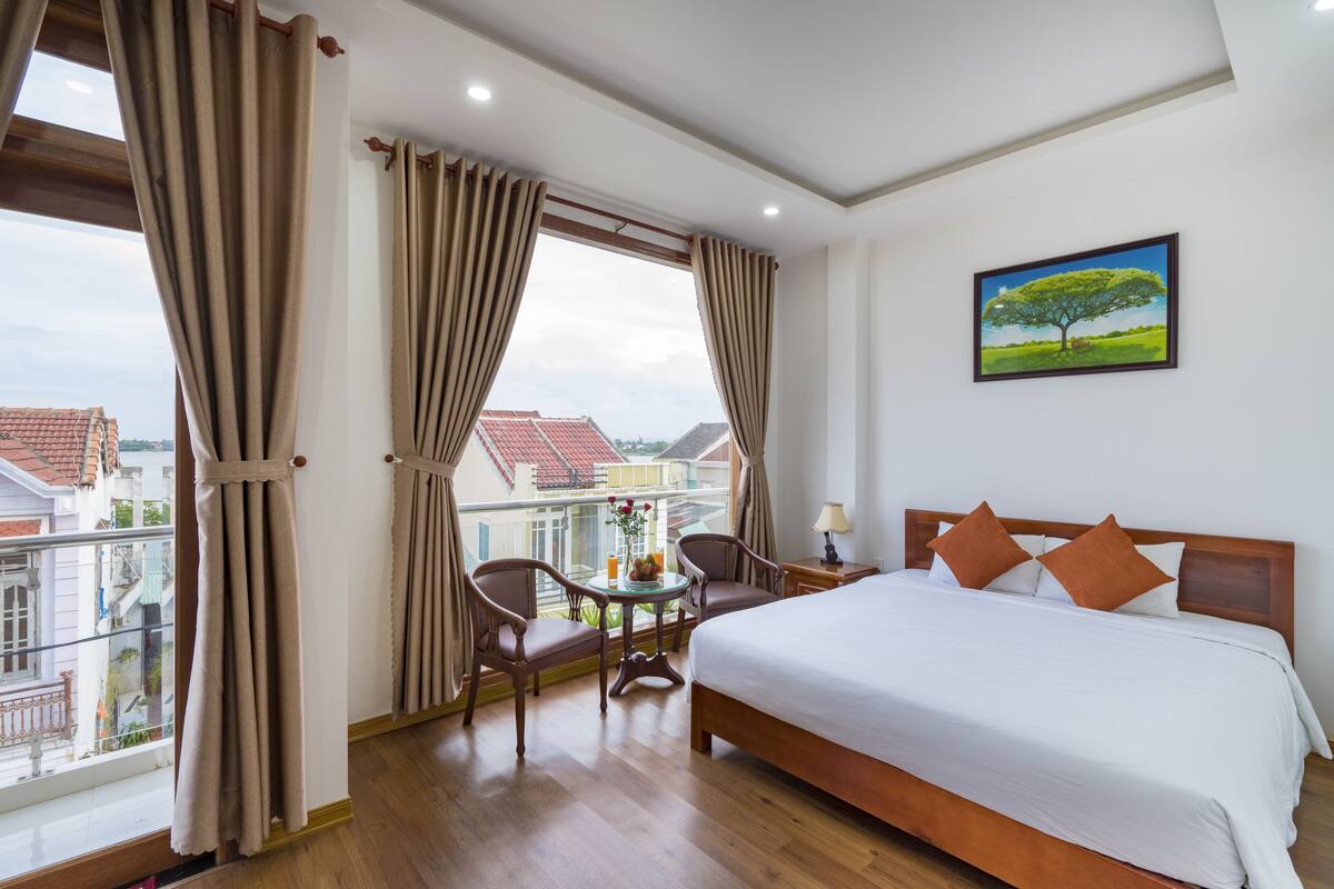 Deluxe King Room | Desk, soundproofing, WiFi (free)