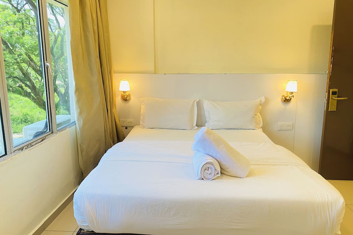 Standard-Doppelzimmer, 1 Schlafzimmer, Stadtblick | 1 Schlafzimmer, Schreibtisch, schallisolierte Zimmer