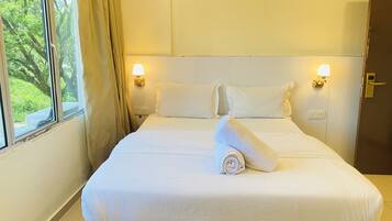 Standard Double Room, 1 Bedroom, City View | Meja, kalis bunyi, seterika/papan seterika, Wi-fi percuma