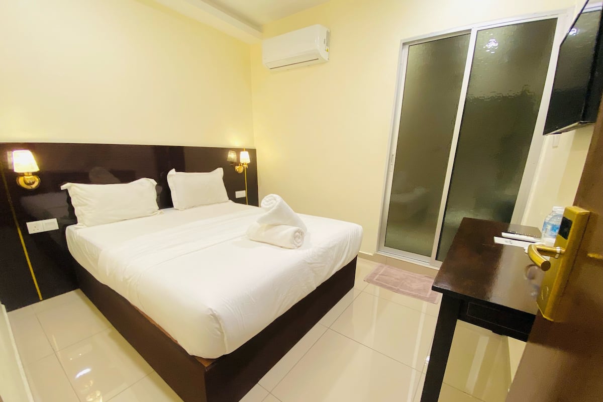 Standardzimmer, 1 Queen-Bett, ohne Fenster | 1 Schlafzimmer, Schreibtisch, schallisolierte Zimmer