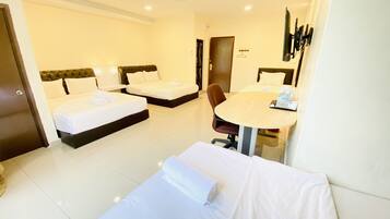 Family Suite, Berbilang Katil, Non Smoking | Meja, kalis bunyi, seterika/papan seterika, Wi-fi percuma