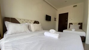 A hotel room with two beds, each with white linens and pillows. - Sunsega Hotel (Perai)