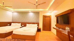 Deluxe Room | Desk, free WiFi