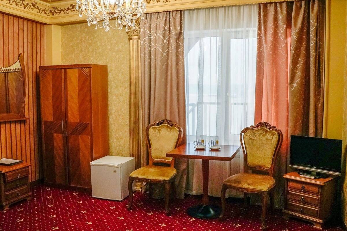 Quarto duplo superior, sacada, vista para o lago | Roupas de cama de algodão egípcio, frigobar