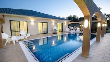 Outdoor pool, pool loungers