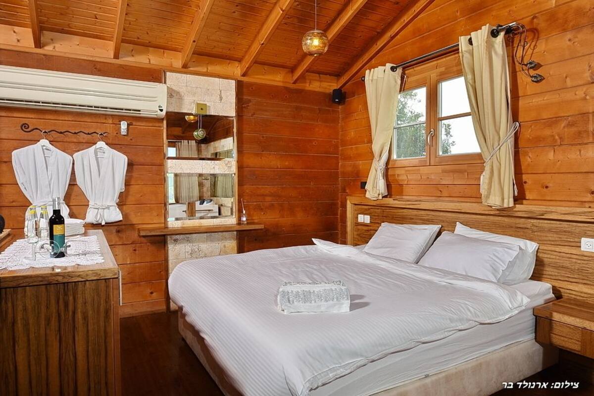 Family Chalet, Jetted Tub | Minibar, desk, WiFi (free), individually decorated