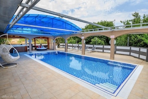 Outdoor pool, pool loungers - Lev HaHoresh Suites (Ma'ale Yosef)