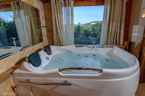 Separate bathtub and shower, jetted bath, free toiletries, hair dryer - Lev HaHoresh Suites (Ma'ale Yosef)