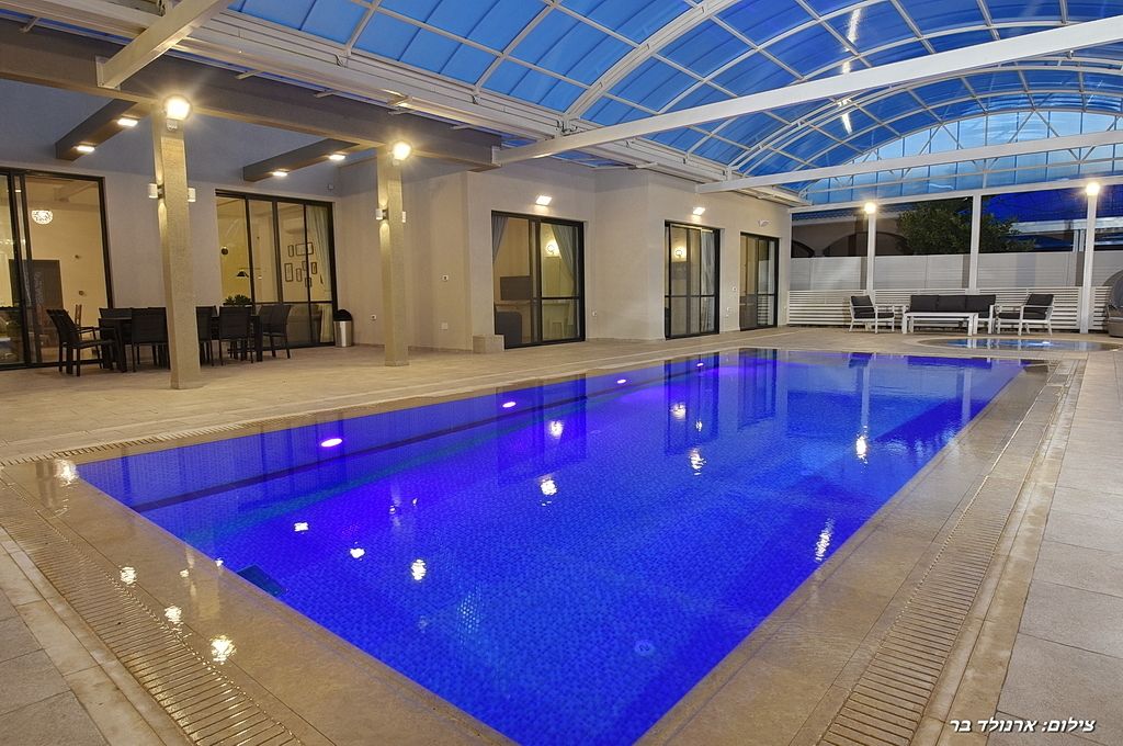 Una piscina al aire libre, tumbonas