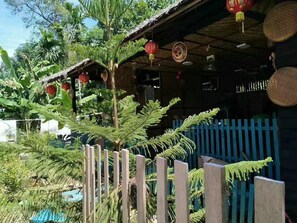 สนามรอบบริเวณ