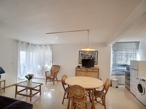 Interior - Lamalo-les-Bains: 1BR apt, terrace, 50m to Spa, pets allowed (Lamalou-les-Bains)