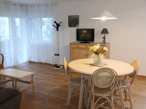 Dining - Lamalo-les-Bains: 1BR apt, terrace, 50m to Spa, pets allowed (Lamalou-les-Bains)
