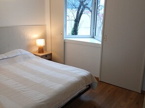 1 bedroom, free WiFi - Lamalo-les-Bains: 1BR apt, terrace, 50m to Spa, pets allowed (Lamalou-les-Bains)