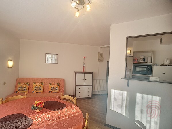 Ein Schlafzimmer mit einem Bett, einem Nachttisch und einem kleinen Schrank.