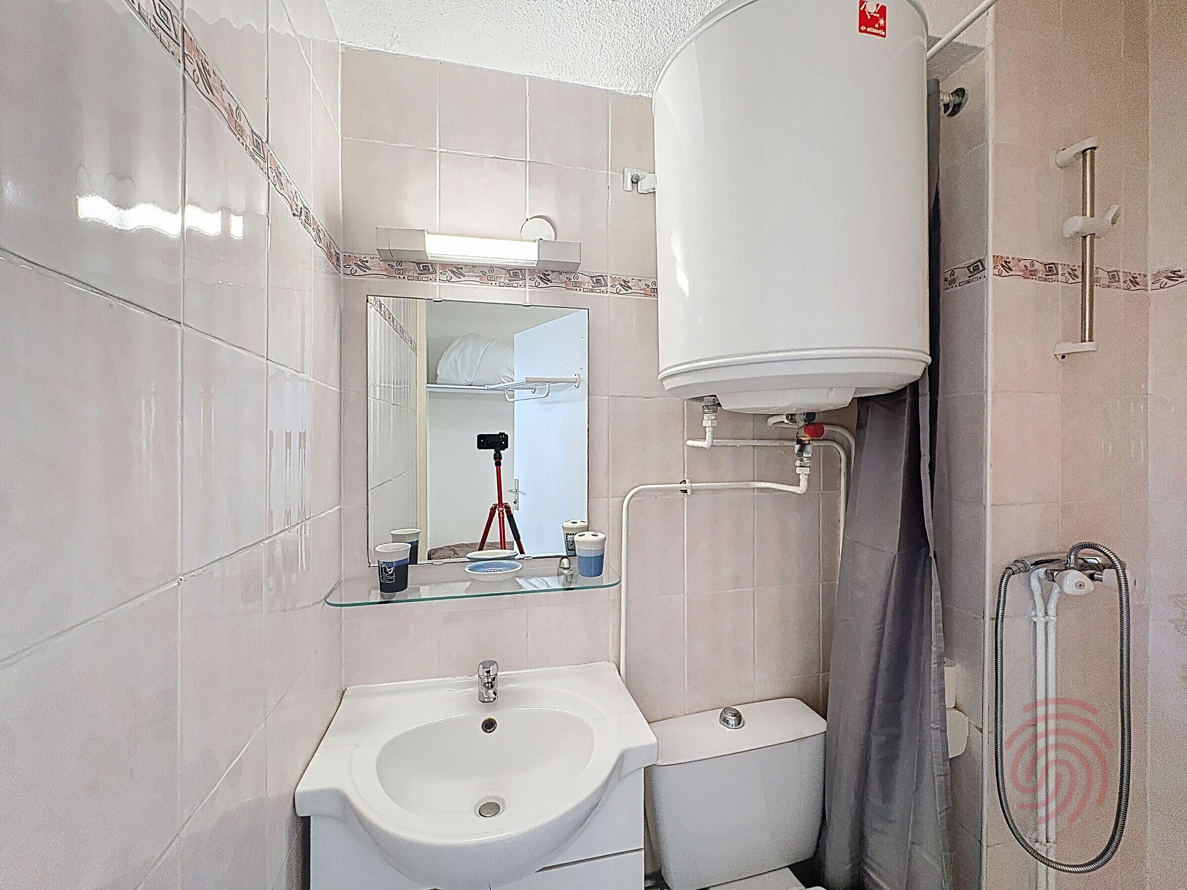 Ein Badezimmer mit Waschbecken, Toilette und Dusche.