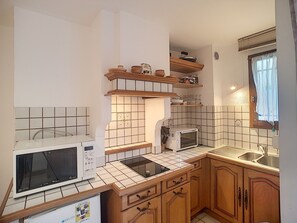 Fridge, microwave, oven, stovetop - Cozy Ground Floor Studio with Terrace, 650m from Thermal Baths, Pet-Friendly, Free WiFi (Lamalou-les-Bains)