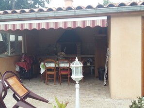 Outdoor dining - Cozy F2 Apartment with Terrace near Thermal Baths in Lamalou-les-Bains (Lamalou-les-Bains)