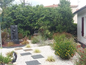 Property grounds - Cozy F2 Apartment with Terrace near Thermal Baths in Lamalou-les-Bains (Lamalou-les-Bains)