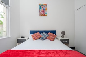 Deluxe tweepersoonskamer, en-suite badkamer | Luxe beddengoed, donzen dekbedden, een bureau, geluiddichte muren