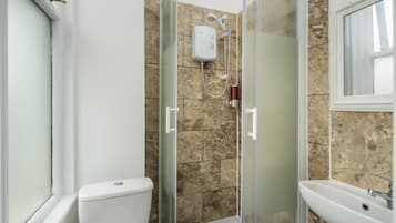 Deluxe Double Room, Ensuite | Bathroom | Shower, hydromassage showerhead, free toiletries, hair dryer