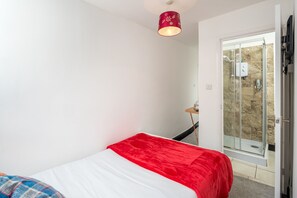 ห้องดีลักซ์ดับเบิล, ห้องน้ำในตัว | เครื่องนอนระดับพรีเมียม, ผ้านวมขนเป็ด, โต๊ะทำงาน, ห้องเก็บเสียง