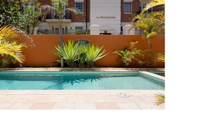 Outdoor pool, open 8 AM to 6 PM, pool umbrellas - Northbridge Pearl (Northbridge)