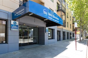 Pintu masuk hartanah