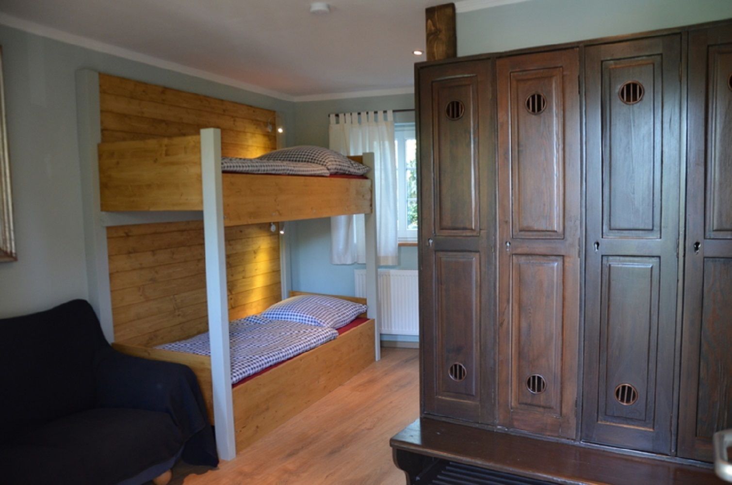 Kamar Double Standar (bunk beds) | Seprai antialergi, didekorasi berbeda-beda, dan kedap suara